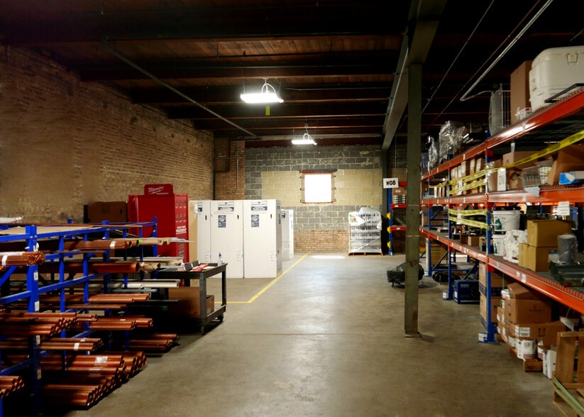 More Photos Of 1658 W Carroll Ave, Chicago Manufacturing For Lease