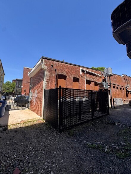 More Photos Of 71 Pleasant St, Northampton Freestanding For Sale