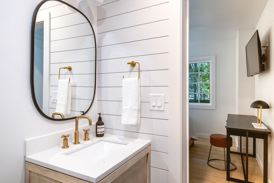 More Photos Of 306 Loch Leven Rd, Lake Arrowhead Hotel For Sale