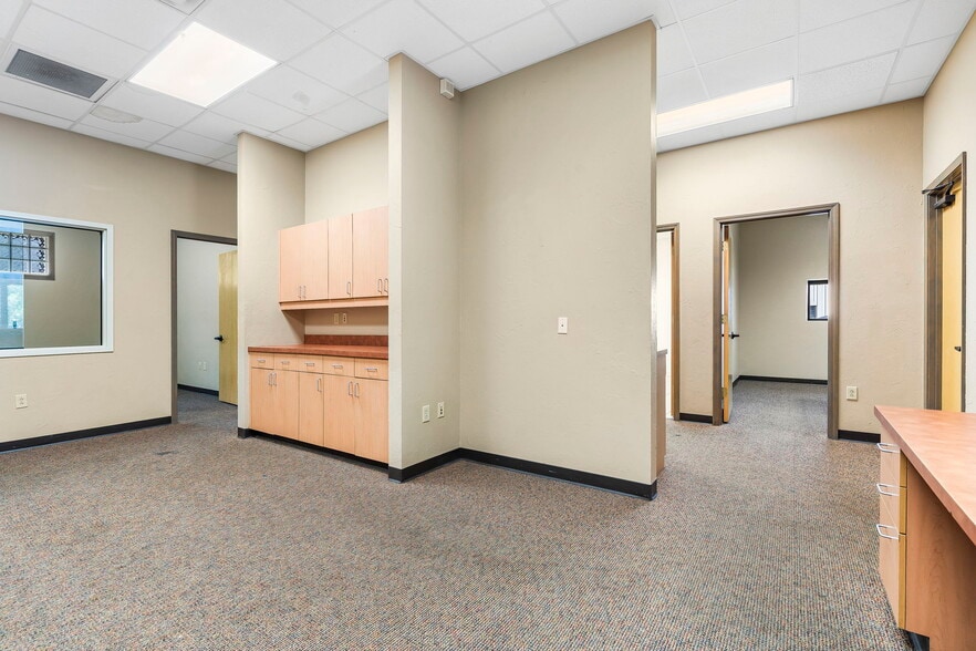 More Photos Of 215 N Grant Ave, Springfield Light Distribution For Lease