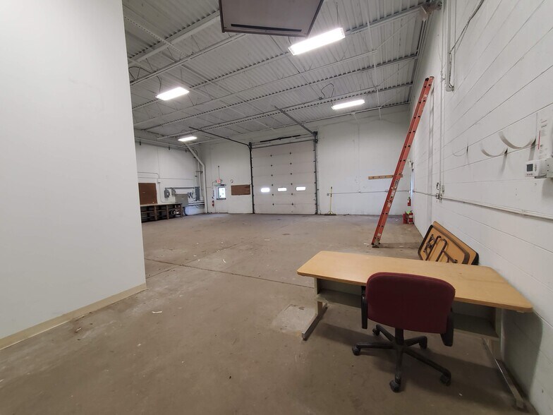 More Photos Of 238 Bay St, Queensbury Showroom For Lease