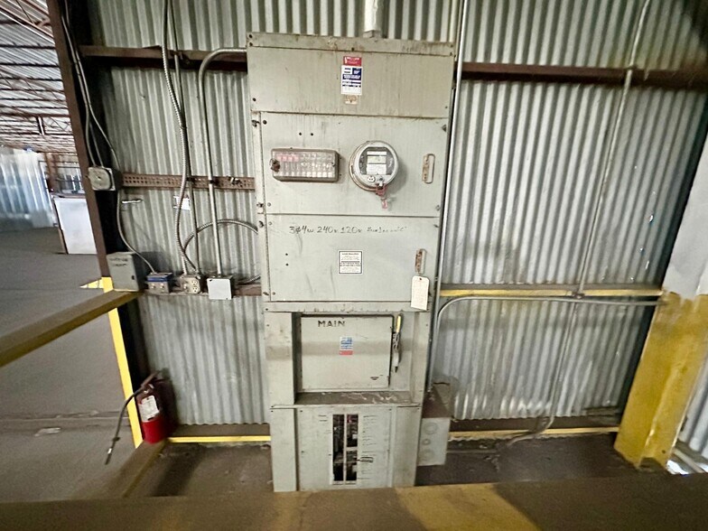 More Photos Of 2435-2453 E 25TH St, Vernon Manufacturing For Lease