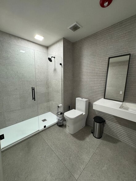 More Photos Of 2030-2046 Harvard St, Sarasota Showroom For Lease