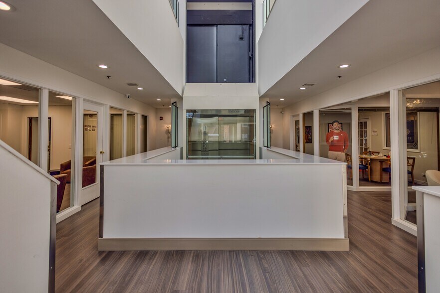 More Photos Of 6912 Main St, Downers Grove Unknown For Lease