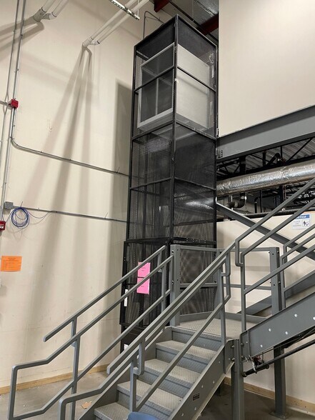 More Photos Of 6 North St, South Deerfield Light Distribution For Sale