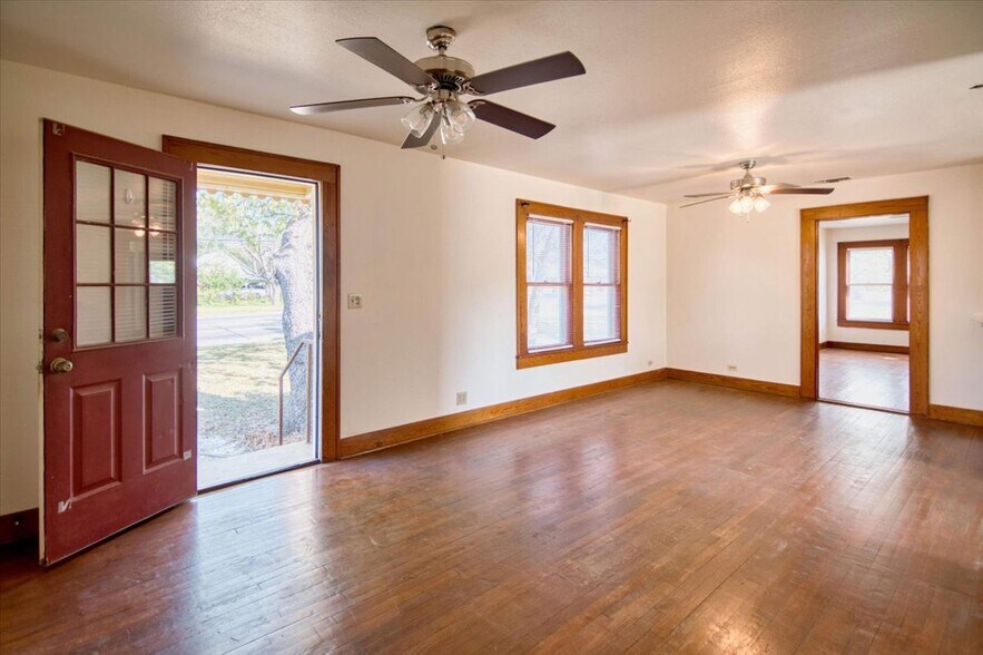 More Photos Of 1007 N Llano St, Fredericksburg Office Residential For Sale