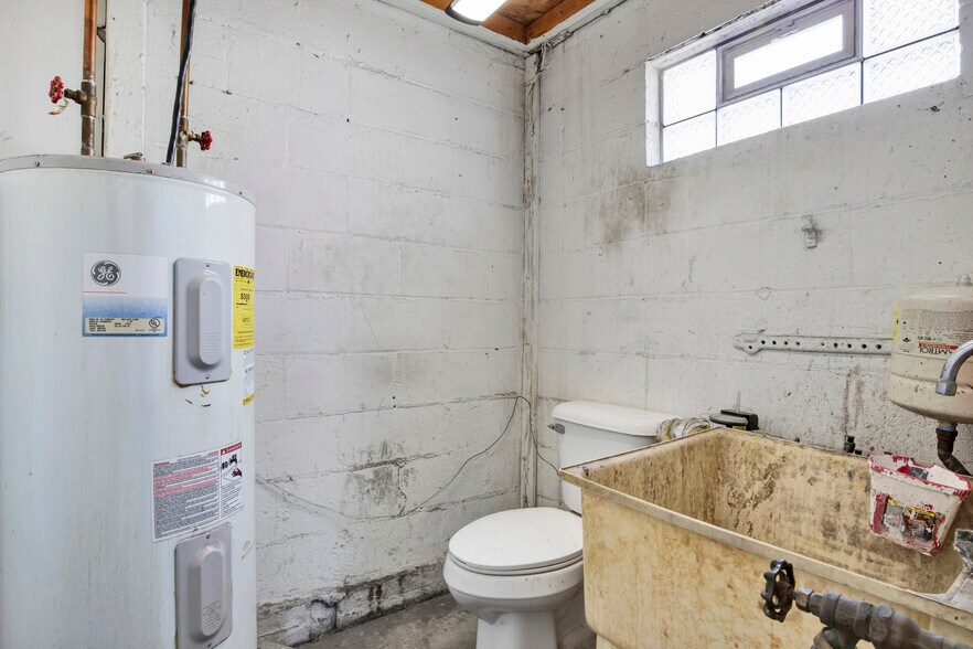 More Photos Of 2514 Pine Ave, Niagara Falls General Retail For Sale