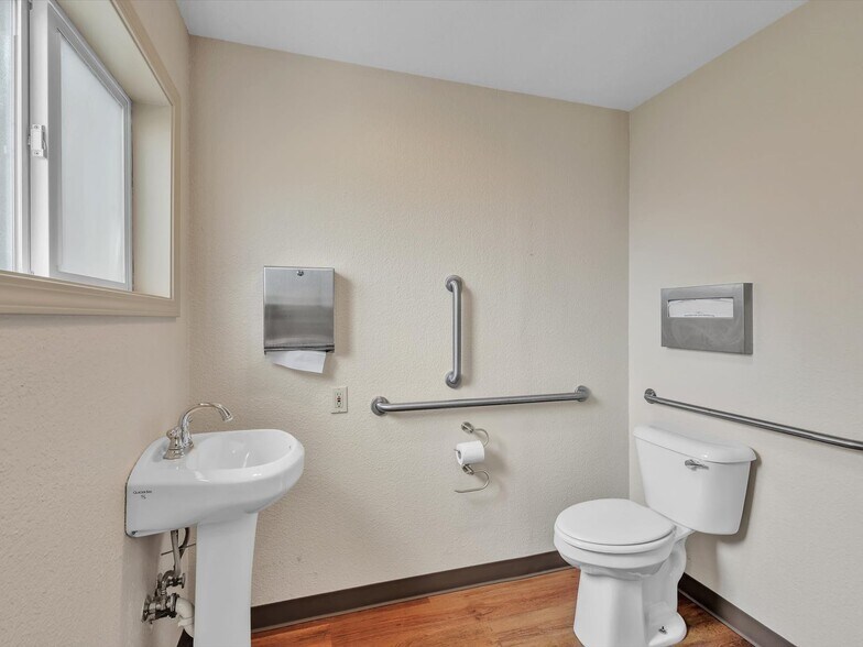More Photos Of 7522 221st Pl SW, Edmonds Office For Sale