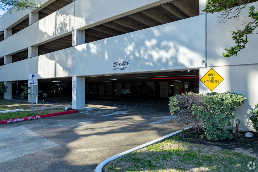 More Photos Of 1111 N Loop W, Houston Office For Sale