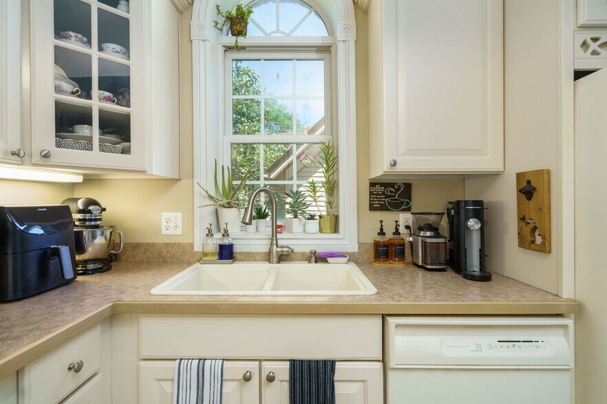 More Photos Of 206 E Liberty St, Milford Office For Sale