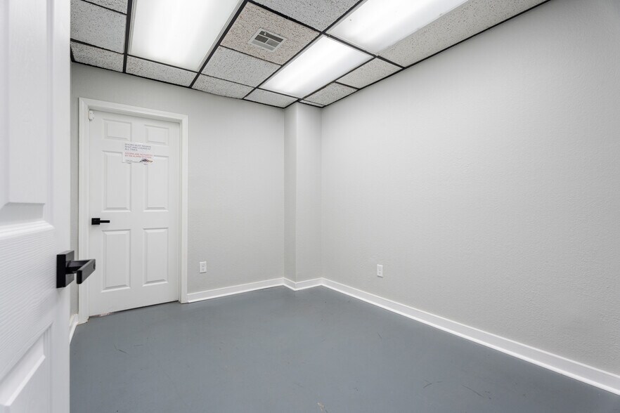 More Photos Of 25100 N Us-59 Hwy, Afton Office For Sale