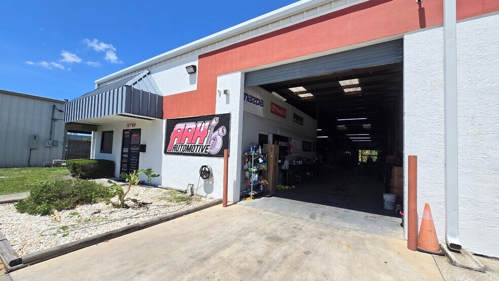 More Photos Of 10780 47th St N, Clearwater Warehouse For Lease