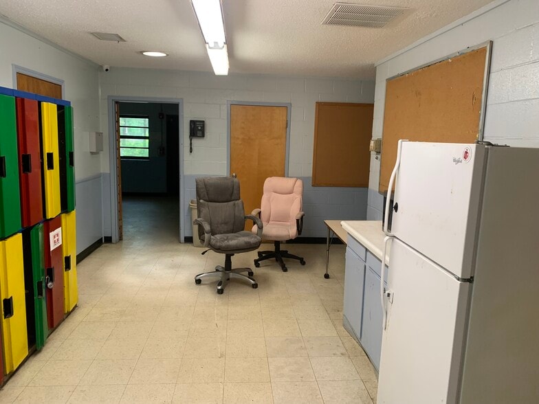 More Photos Of 1500 Chestnut Rd, Elgin Specialty For Sale