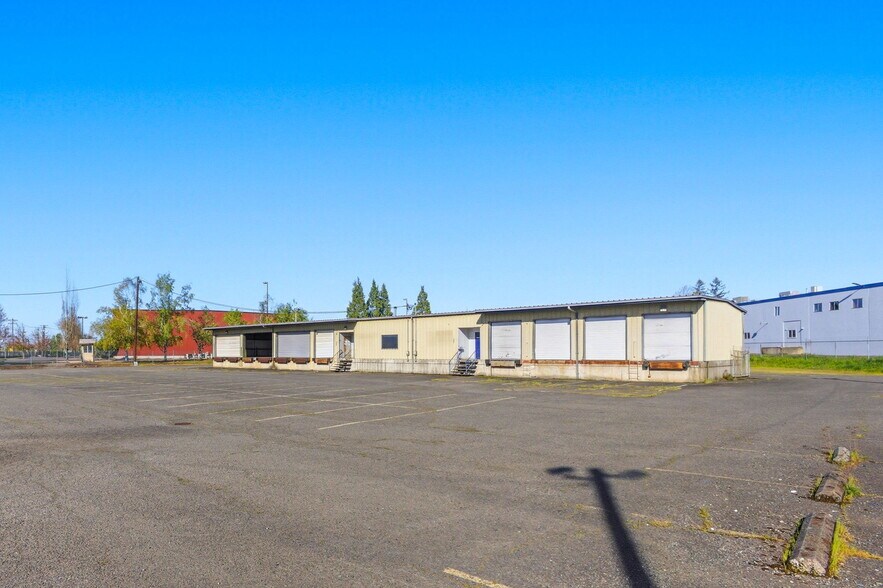 More Photos Of 3010-3012 Industrial Way NE, Salem Distribution For Lease