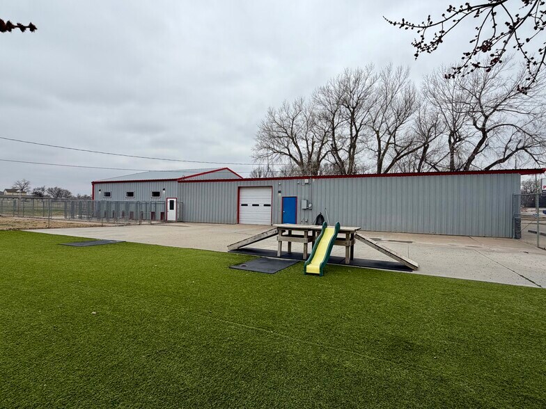 More Photos Of 911 W 1st St, Mcpherson Industrial For Sale