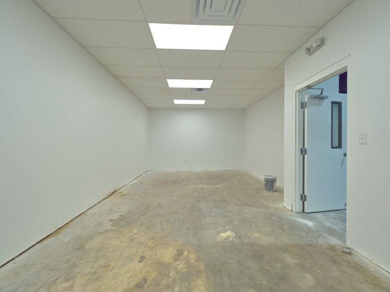 More Photos Of 18 S Main St, Brooksville Office For Lease