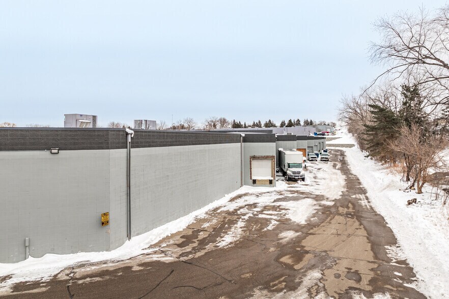 More Photos Of 7100-7148 Shady Oak Rd, Eden Prairie Showroom For Lease