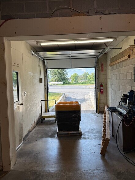 More Photos Of 97-125 Ashmore Dr, Leola Warehouse For Lease