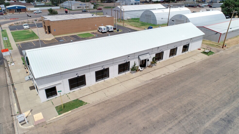 More Photos Of 1002 Main St, Friona Storefront For Sale