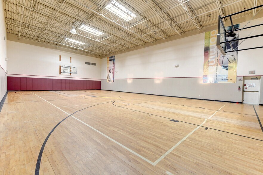 More Photos Of 4340 Lincoln Hwy, Matteson Health Club For Sale