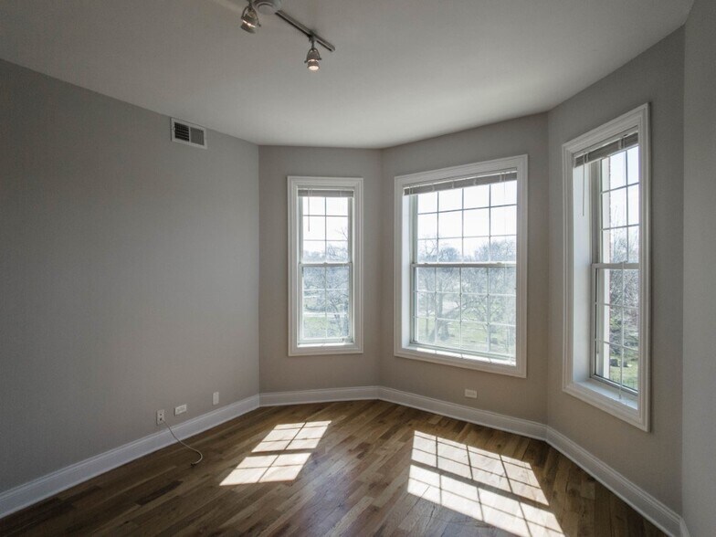 More Photos Of 4401-4403 N Clark St, Chicago Apartments For Lease