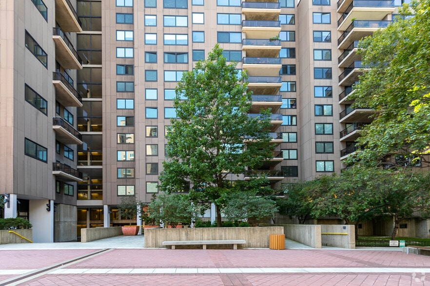 More Photos Of 521 Main St, Roosevelt Island Apartments For Lease