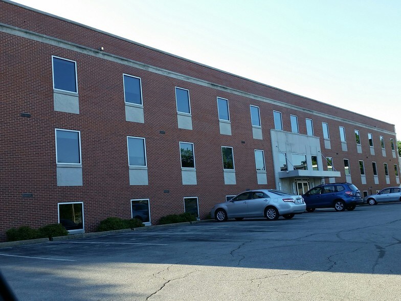 More Photos Of 2720 1st Ave NE, Cedar Rapids Office For Lease