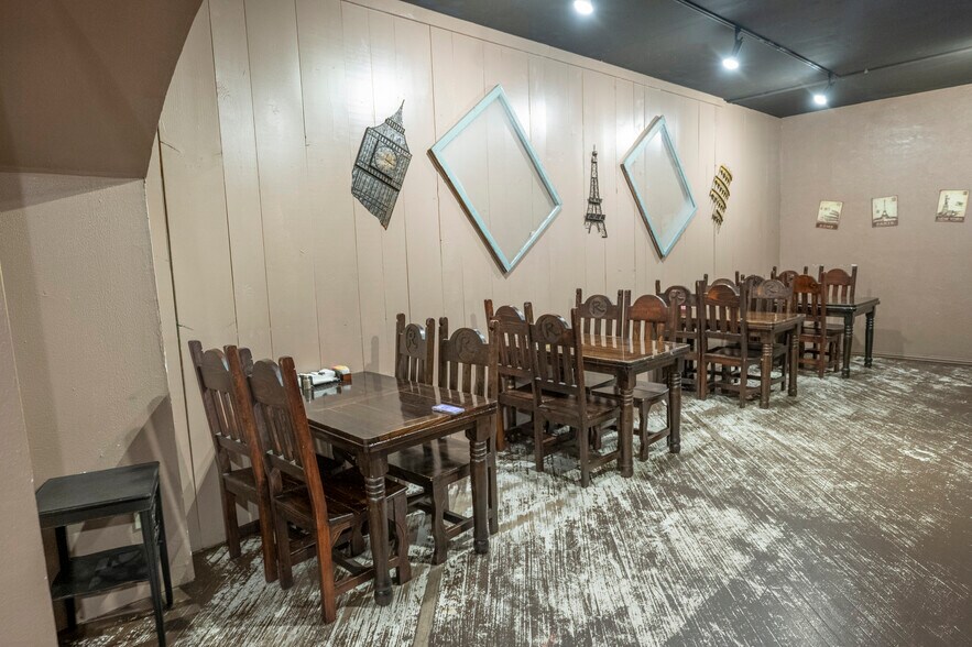 More Photos Of 104 E Alamo St, Brenham Storefront Retail Residential For Sale