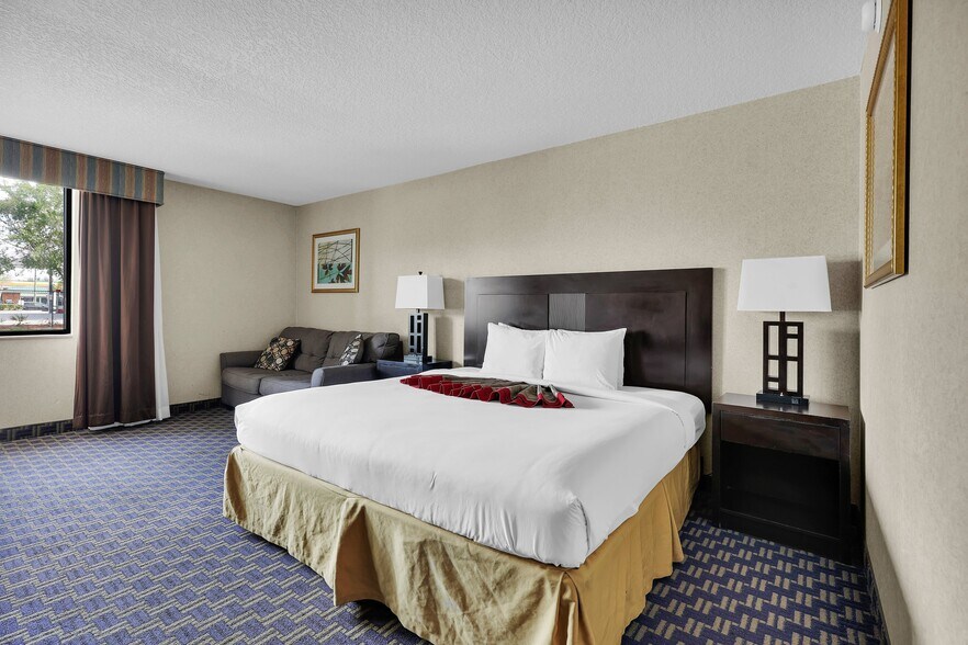 More Photos Of 9150 Baymeadows Rd, Jacksonville Hotel For Sale