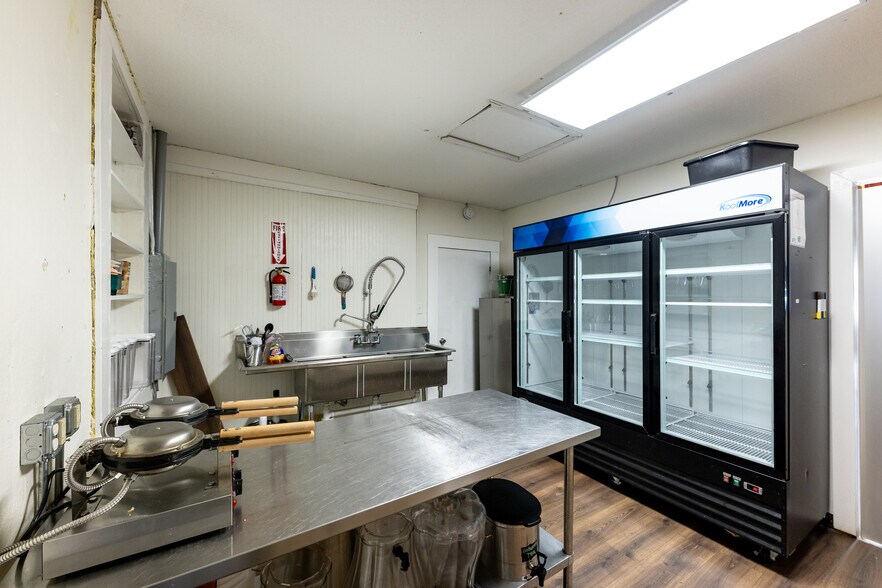 More Photos Of 106-108 N Church St, Thomaston Storefront For Sale