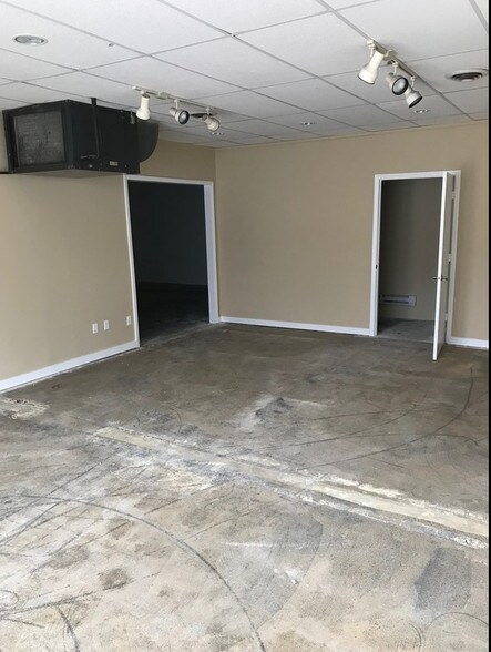 More Photos Of 3805 N Oak Trfy, Kansas City Office For Lease
