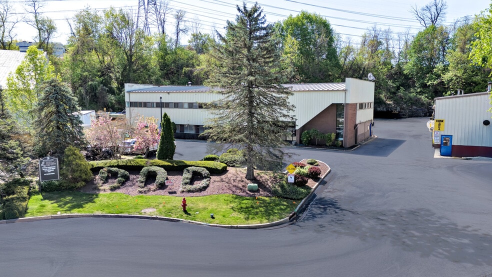 More Photos Of 3 Browns Ln, Hawthorne Warehouse For Lease