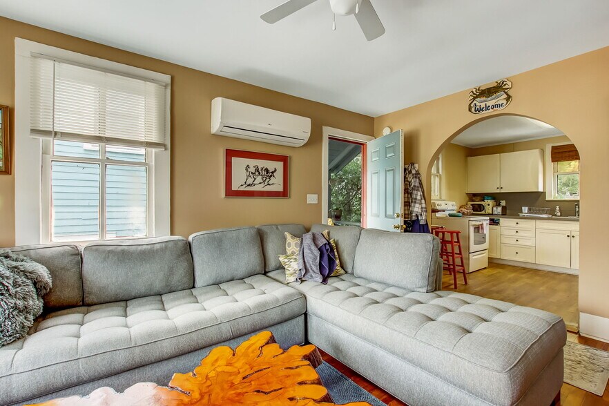 More Photos Of 516 Ash St, Fernandina Beach Freestanding For Lease