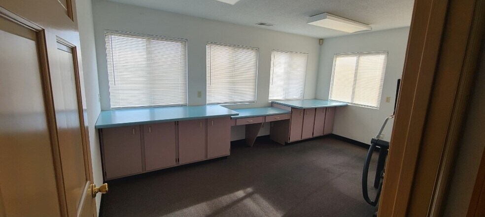 More Photos Of 2010 Bluestone Dr, Saint Charles Office For Sale