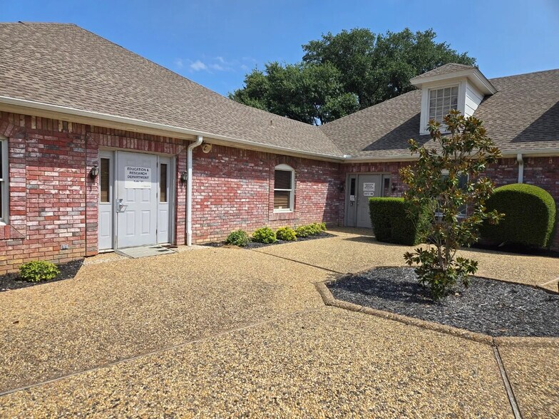More Photos Of 431 Omega Dr, Arlington Office For Lease