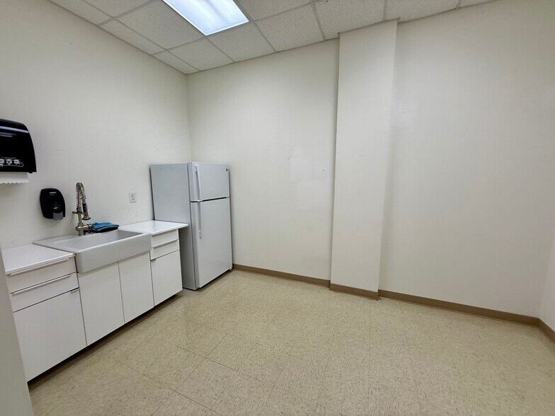 More Photos Of 207 Airport Rd, Fayetteville Light Manufacturing For Lease