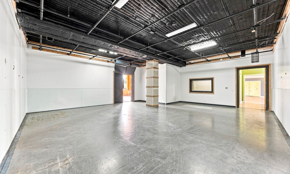 More Photos Of 942 Elliott Ave W, Seattle Office For Sale
