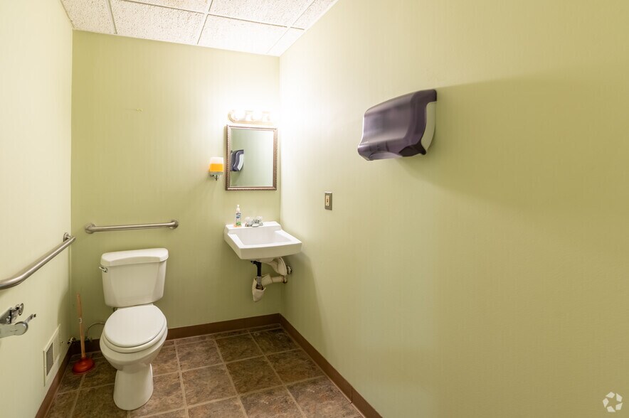 More Photos Of 5602-5654 Shields Dr, Bethesda Medical For Lease