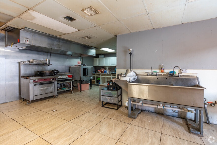 More Photos Of 2120 Collier Ave, Fort Myers Unknown For Lease