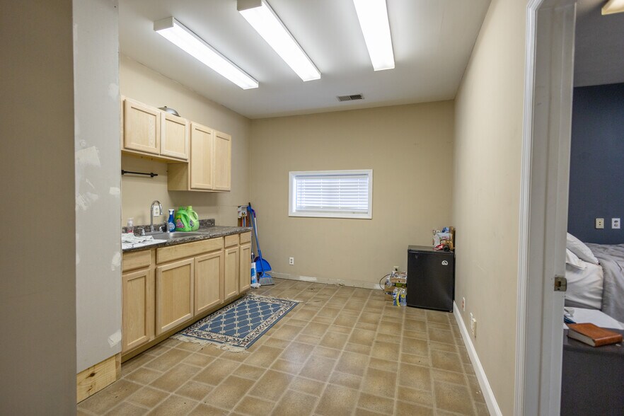More Photos Of 267 N Graham St, Bowling Green Light Distribution For Sale