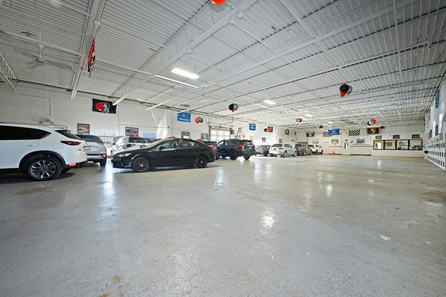 More Photos Of 11 Lucon Dr, Deer Park Showroom For Lease