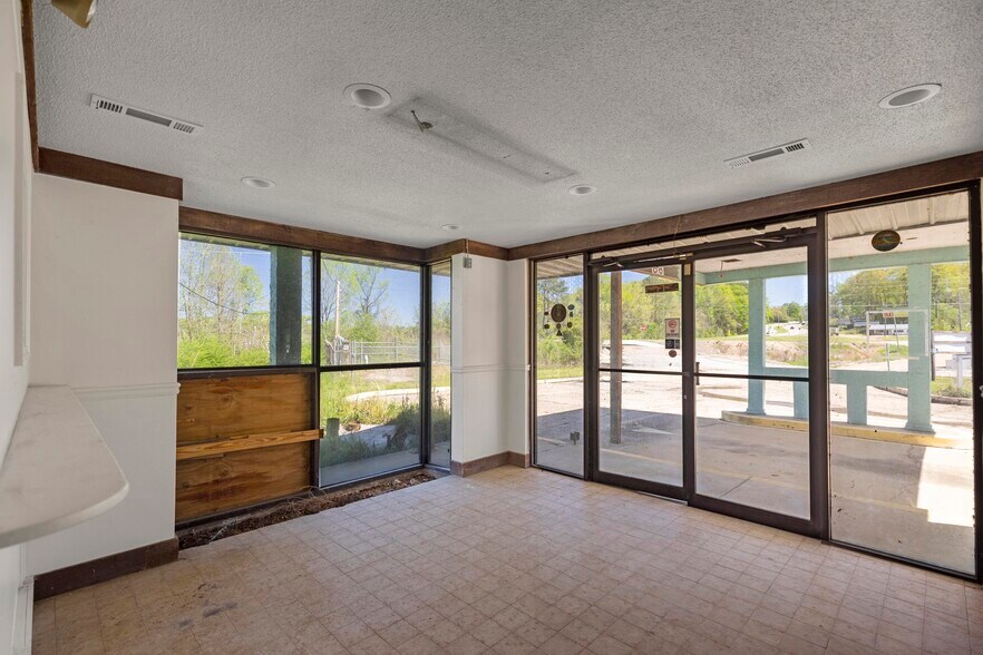 More Photos Of 1010 N Eufaula Ave, Eufaula Hotel For Sale