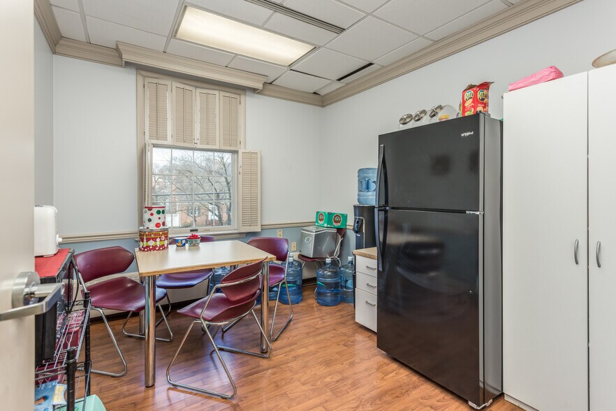 More Photos Of 20 S Stewart St, Winchester Medical For Sale