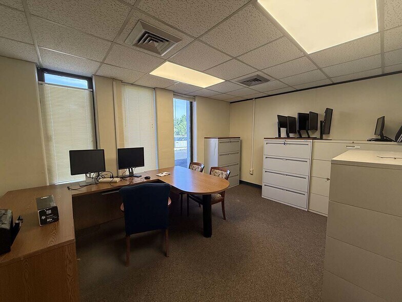 More Photos Of 414 E Wooster St, Bowling Green Office For Lease