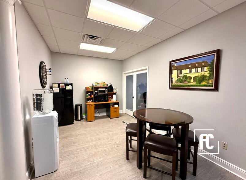 More Photos Of 609-673 SE Central Pky, Stuart Office For Sale