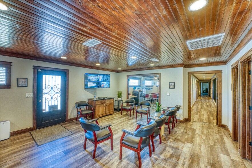 More Photos Of 320 Southland Dr, Burnet Office For Sale