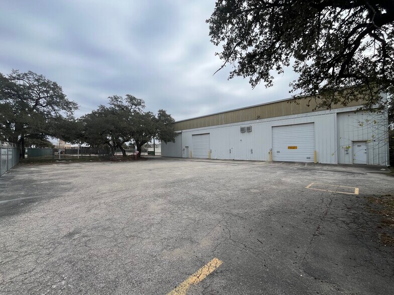 More Photos Of 15562 Capital Port Dr, San Antonio Warehouse For Lease