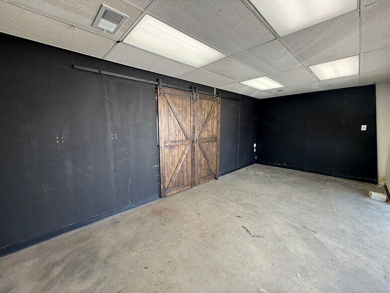 More Photos Of 5308 N Middlebrook Pike, Knoxville Light Manufacturing For Lease