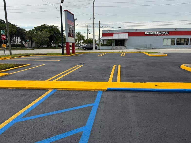 More Photos Of 10401-10409 Quail Roost Dr, Miami Service For Lease