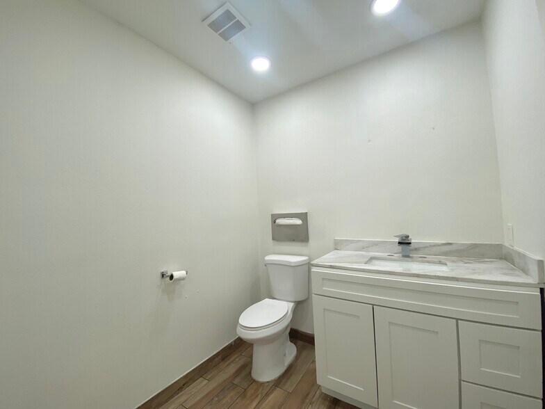 More Photos Of 3151 Airway Ave, Costa Mesa Medical For Lease